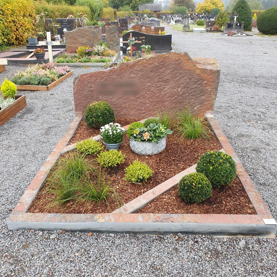 Sélection de Monuments funéraires en Grès Schisteux