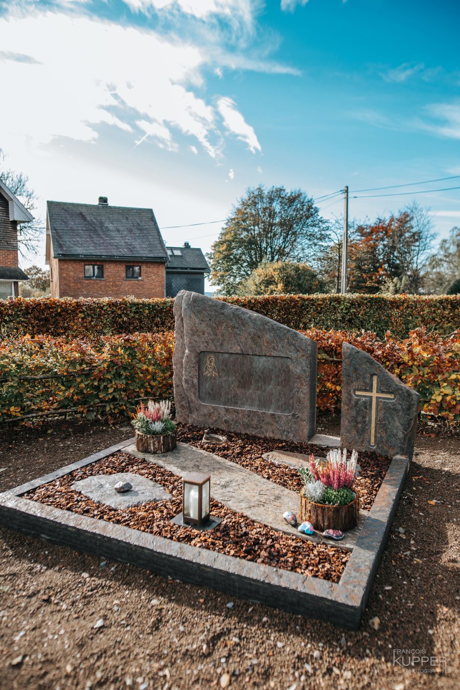 Monument funéraire en gr!ès schisteux
