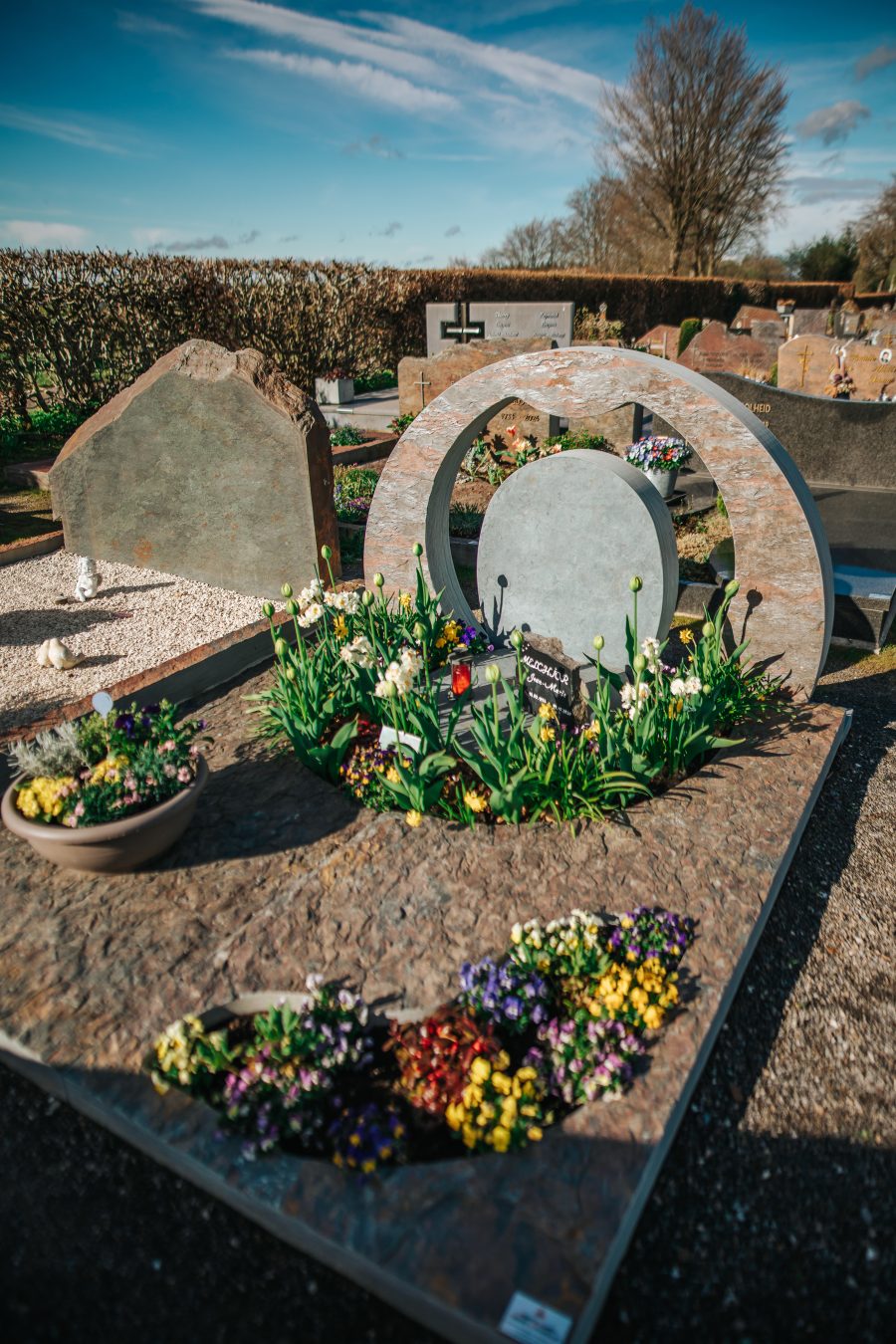 Monument funéraire en Grès Schisteux de la Warche